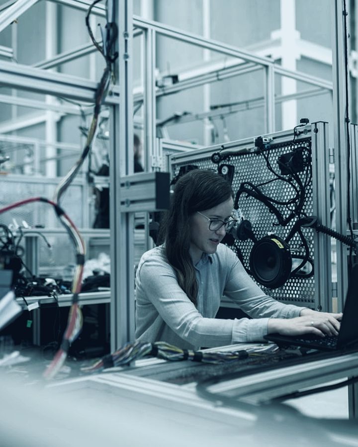 Especialista trabajando sobre equipos y cableado técnico