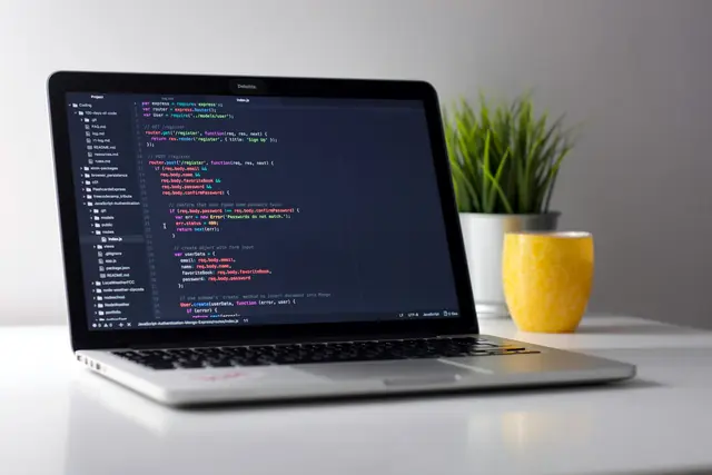 Notebook con código de una aplicación web a medida en desarrollo