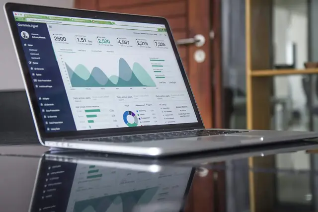 Notebook con un panel de métricas y conversiones de campañas
