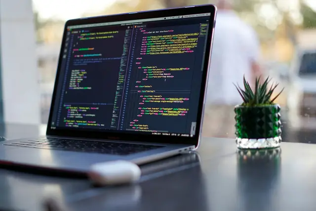 Notebook con el código de un sitio web durante una actualización