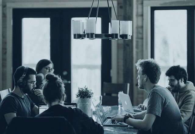 Equipo de trabajo revisando la propuesta técnica de un proyecto TI