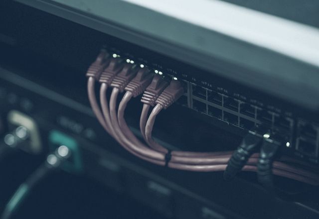 Cableado de red siendo instalado y ordenado en un switch