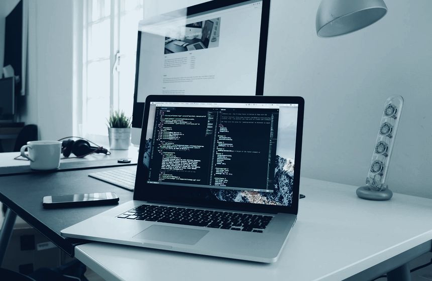 Puesto de trabajo ordenado con notebook usado para asesoría en tecnología