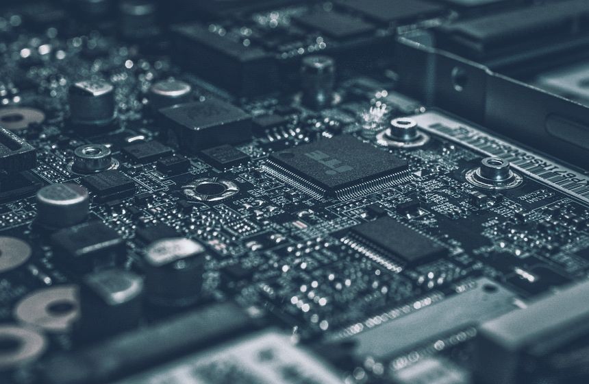 Placa madre de un computador durante una mantención preventiva