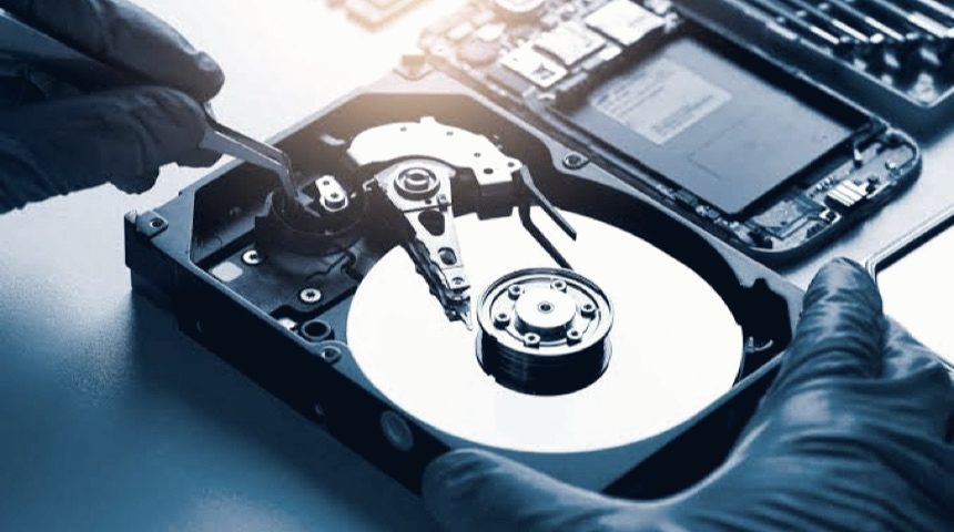 Disco duro abierto sobre una mesa de trabajo durante una recuperación de datos