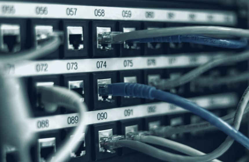 Patch panel con cableado de red ordenado en una oficina de Talca