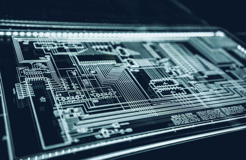 Placa electrónica con circuitos iluminados que representa la ciberseguridad de los datos
