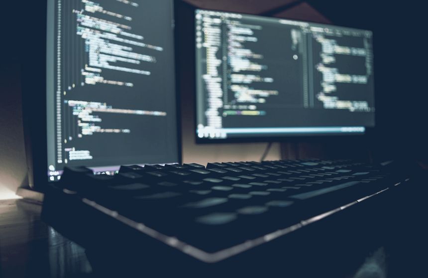 Pantallas mostrando código durante el desarrollo de un sistema web
